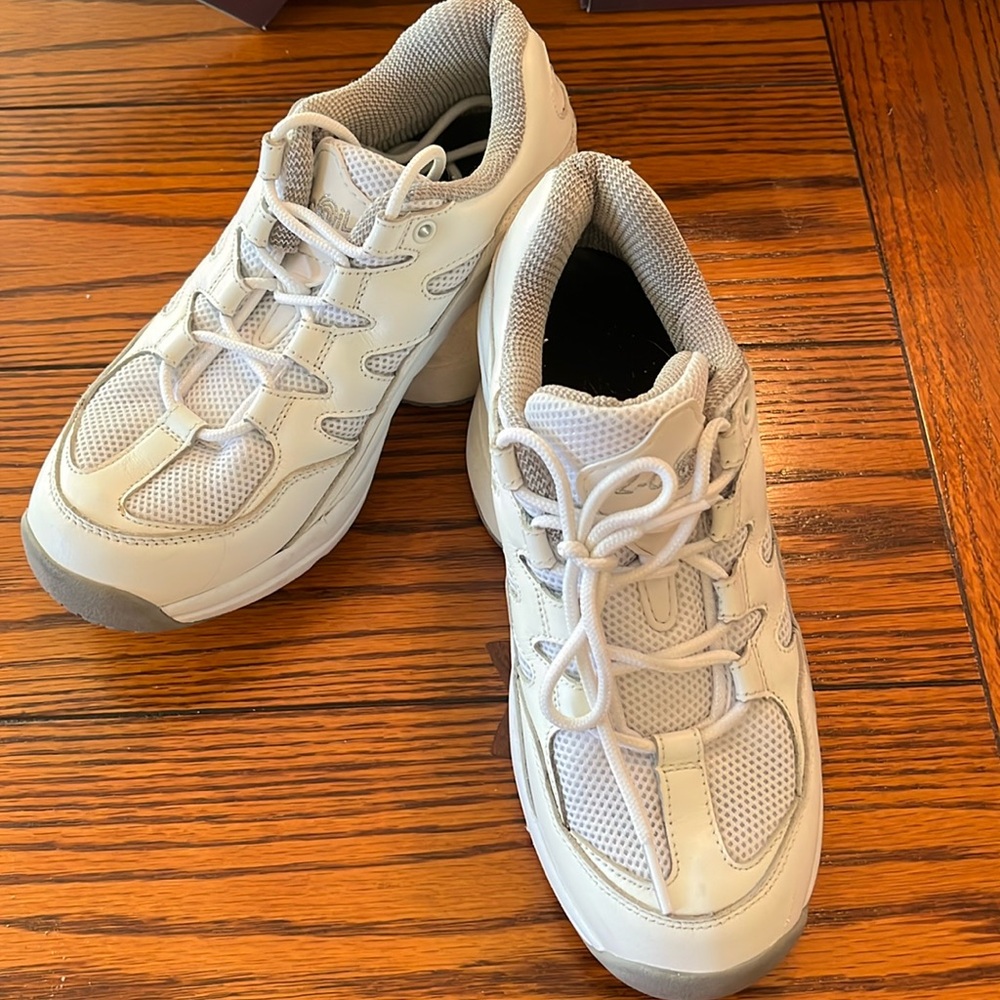 Z-Coil Freedom Classic women’s covered coil sneakers white good condition